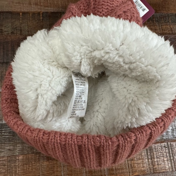 NWT ANGELA AND WILLIAM SHERPA LINING BEANIE - Picture 7 of 7